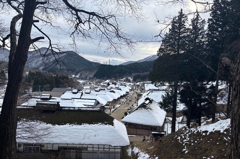 冬の始まりの大内宿（福島県南会津郡下郷町）。会津若松から車で行ける近隣スポットです。